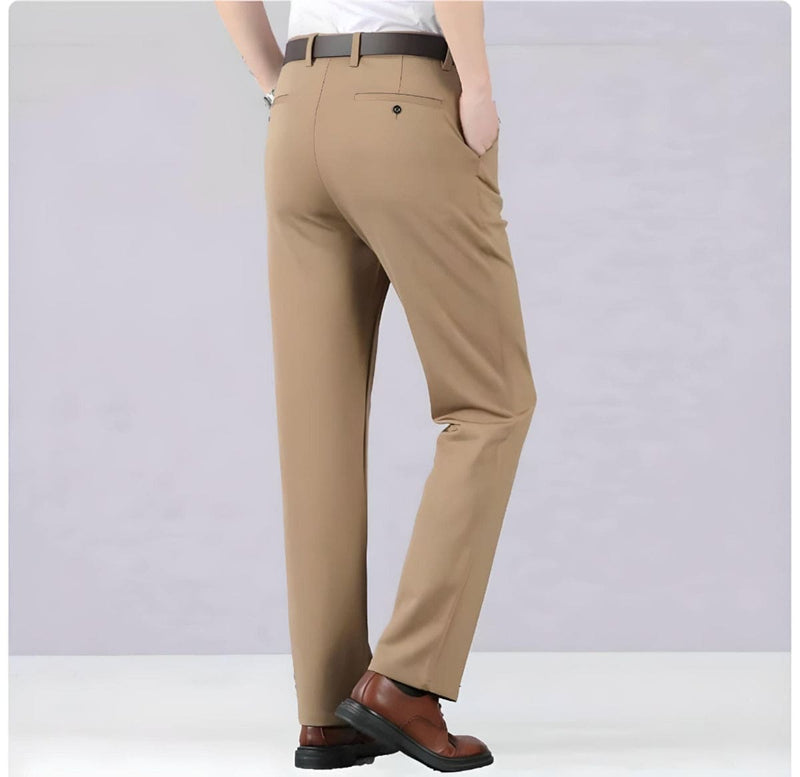 Herren Chinohose beige, elegant, Baumwolle, Business-Look, Rückansicht, braune Lederschuhe.