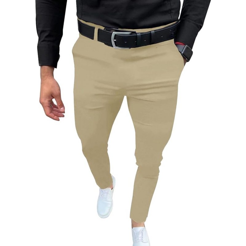 Mann in beigen Chinos, schwarzem Hemd, weißem Sneaker, schwarzem Gürtel, Armbanduhr.