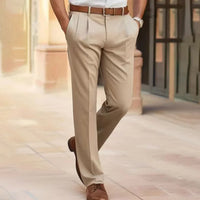 Männer beige Chinohose, elegant, Baumwolle, Freizeit, mit braunem Ledergürtel und Schuhen.