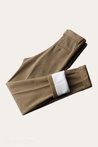 Beige Herren-Chinohose, Baumwolle, geripptes Design, eleganter Stil, gefaltet.