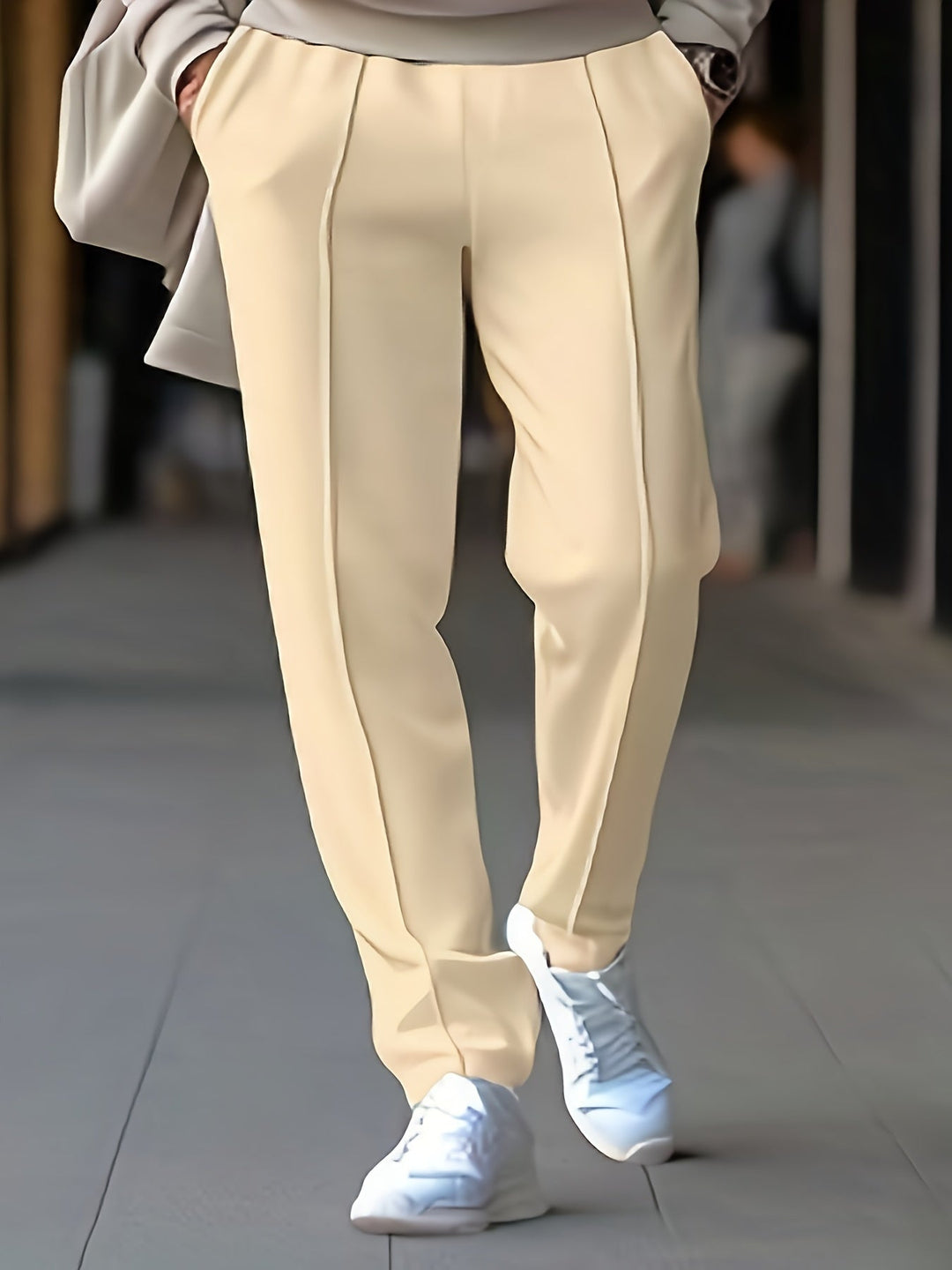 Beige Damenhose, elegant, mit Bügelfalten, aus Baumwolle, ideal für Business-Mode.
