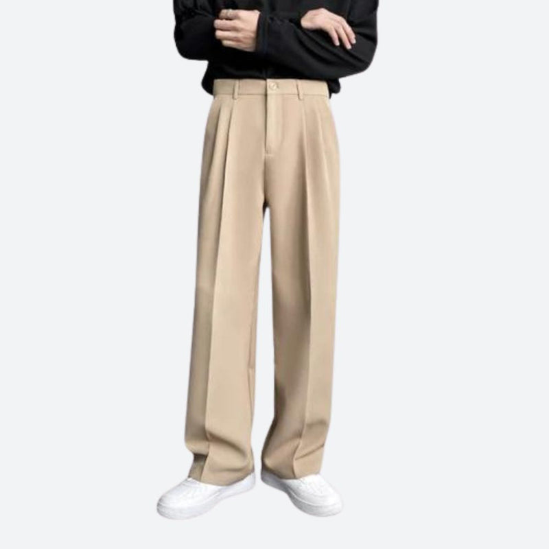 Beige Herrenhose, gerade Passform, eleganter Stil, ideal für Büro oder Freizeit.