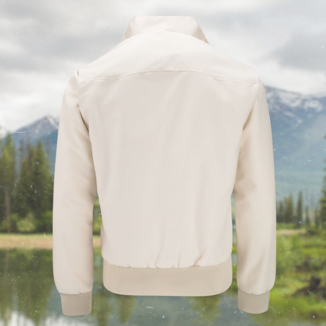 Beige Herrenjacke vor Berglandschaft, Baumwolle, modisch, Outdoor, stilvoll, Naturhintergrund.