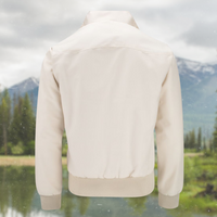 Beige Herrenjacke vor Berglandschaft, Baumwolle, modisch, Outdoor, stilvoll, Naturhintergrund.