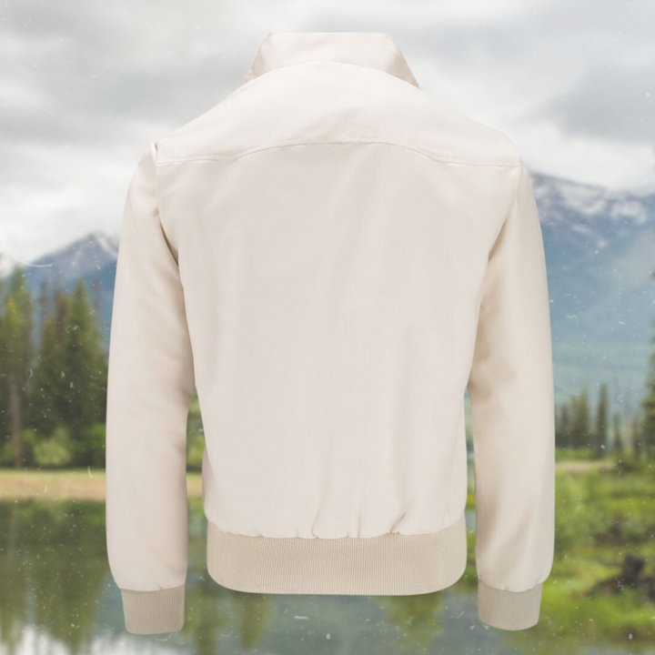 Beige Herrenjacke vor Berglandschaft, Baumwolle, modisch, Outdoor, stilvoll, Naturhintergrund.