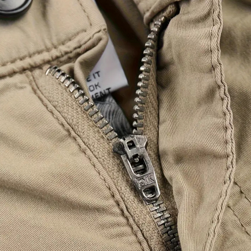 Beiger Reißverschluss an Jacke, Nahaufnahme, Metall, Textil, Mode, Detailansicht, hochwertig.