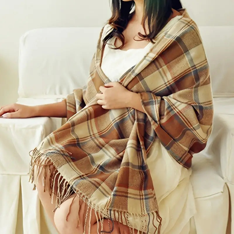 Frau mit beigem kariertem Schal aus Wolle, gemütlich, modisch, Herbst-Winter-Accessoire.