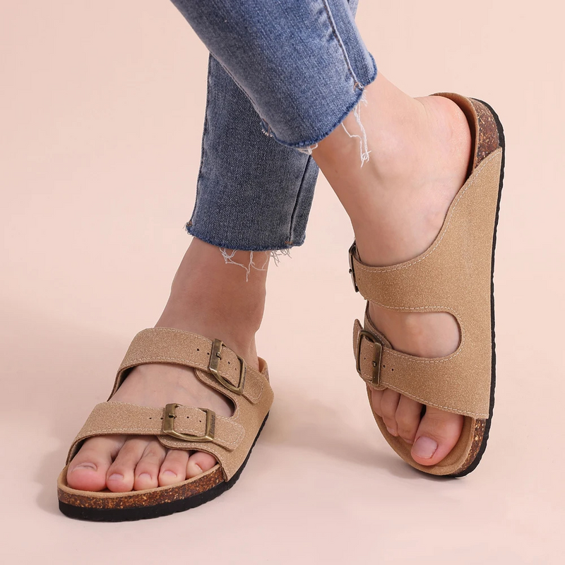 Beige Korksandalen mit Schnallen, Damen, bequem, lässig, ideal für Sommer, Jeanshintergrund.