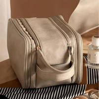 Beige Kosmetiktasche aus Leder mit Reißverschluss, ideal für Reisen und Aufbewahrung.