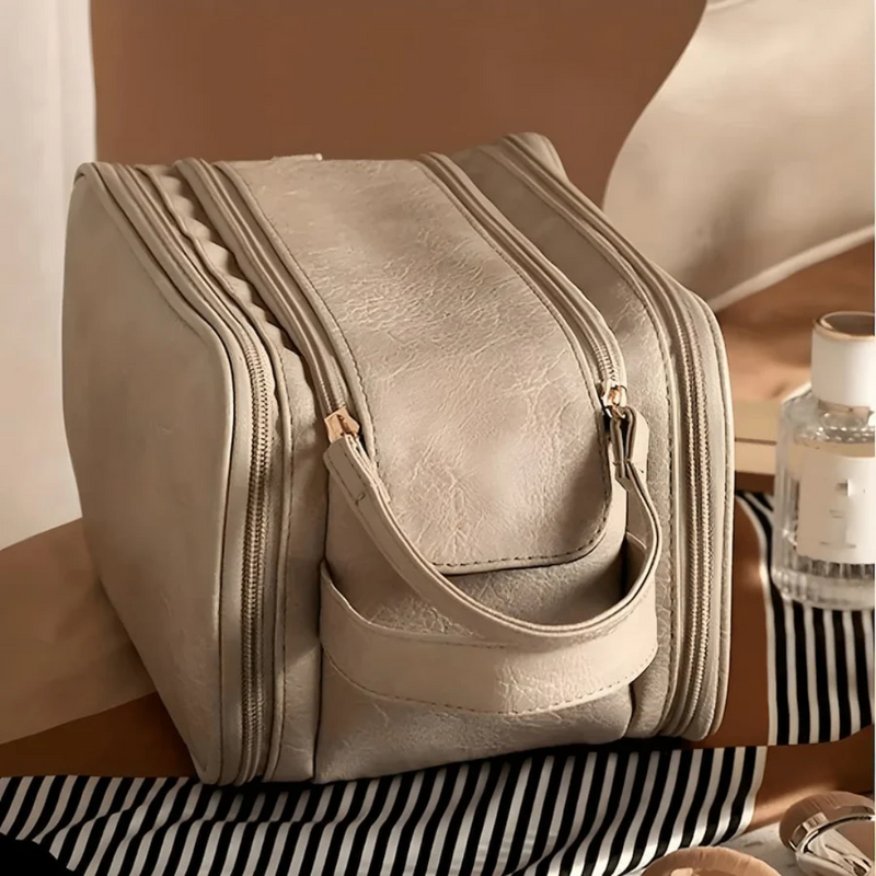 Beige Kosmetiktasche aus Leder mit Reißverschluss, ideal für Reisen und Aufbewahrung.