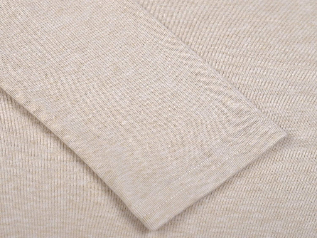 Beiges Langarmshirt aus Baumwolle, Nahaufnahme, weicher Stoff, modisches Design.