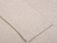 Beiges Langarmshirt aus Baumwolle, Nahaufnahme, weicher Stoff, modisches Design.