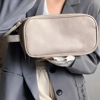 Damenhandtasche beige Leder, elegant, modisch, Umhängetasche, stilvoll, Accessoire.