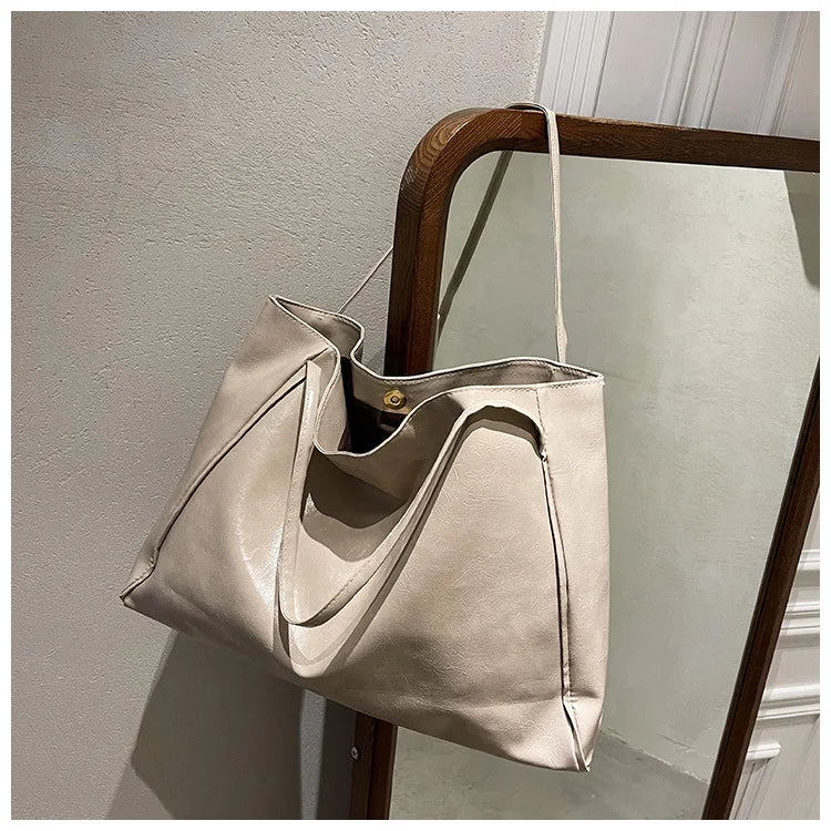 Beige Ledertasche, Damen, geräumig, modisch, Schultertasche, elegantes Design, Alltagsgebrauch.