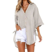 Frau in beigem Leinenhemd und weißen Shorts, lässige Sommermode, Damenbekleidung.