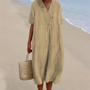 Frau im beige Leinenkleid am Strand mit Strohtasche, Sommermode, lässiger Stil.