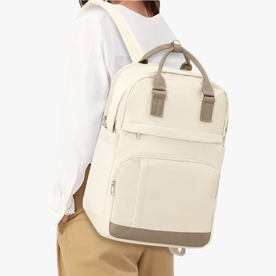 Frau mit weißem Rucksack, Canvas, beige Akzente, modisch, praktisch, Alltagsgebrauch.