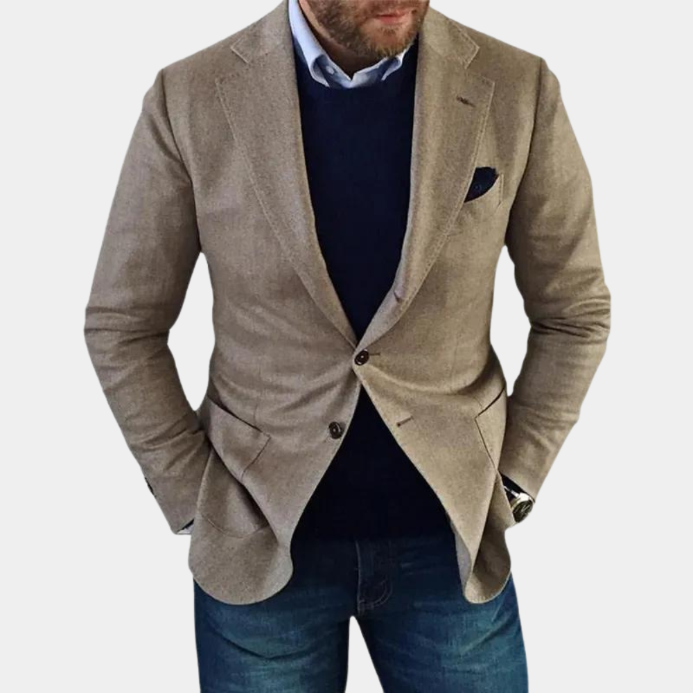 Beiger Herrenblazer aus Wolle, elegant, klassisch, mit blauem Hemd und Jeans kombiniert.