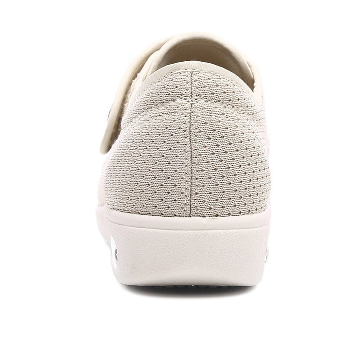 Beiger Sneaker aus Textil, Rückansicht, atmungsaktiv, rutschfeste Sohle, modisch, bequem.