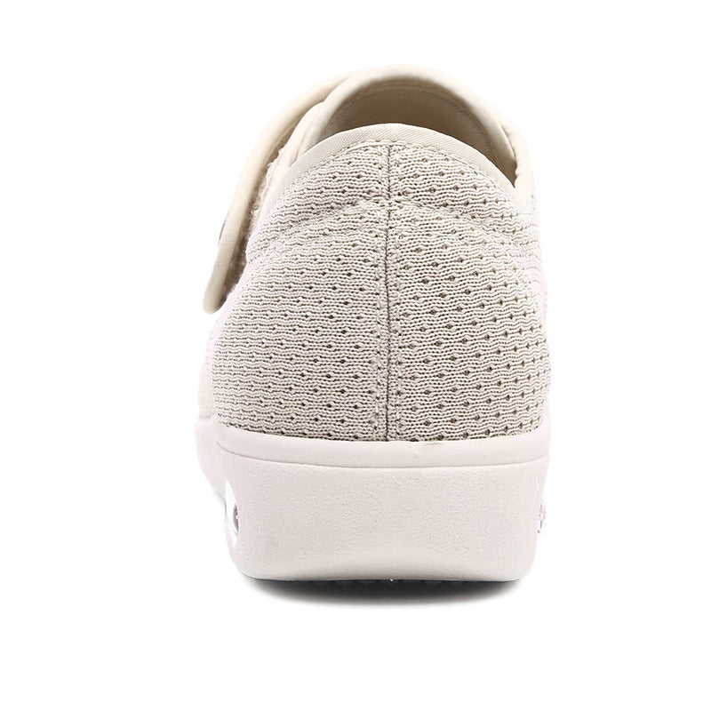 Beiger Sneaker aus Textil, Rückansicht, atmungsaktiv, rutschfeste Sohle, modisch, bequem.