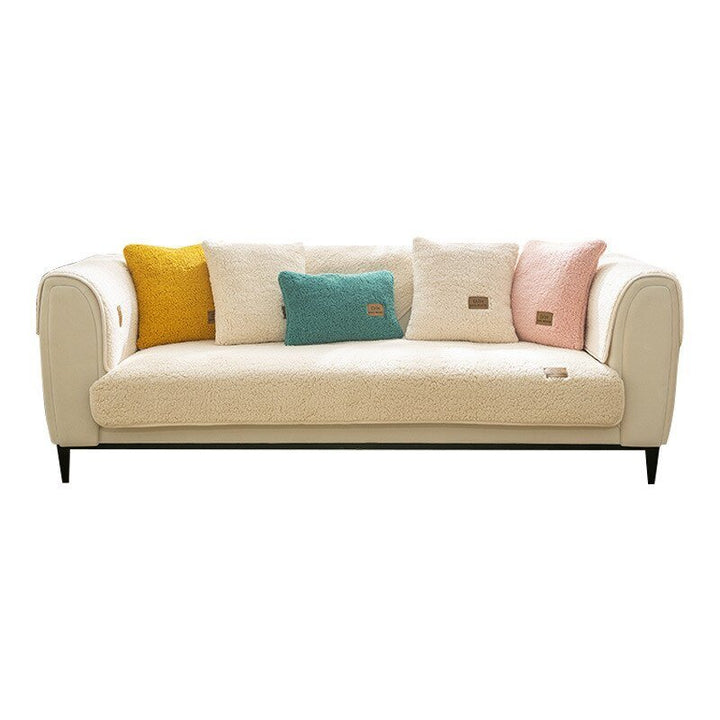 Beige Sofa mit bunten Kissen, ultraweicher Stoff, modernes Wohnzimmermöbel.