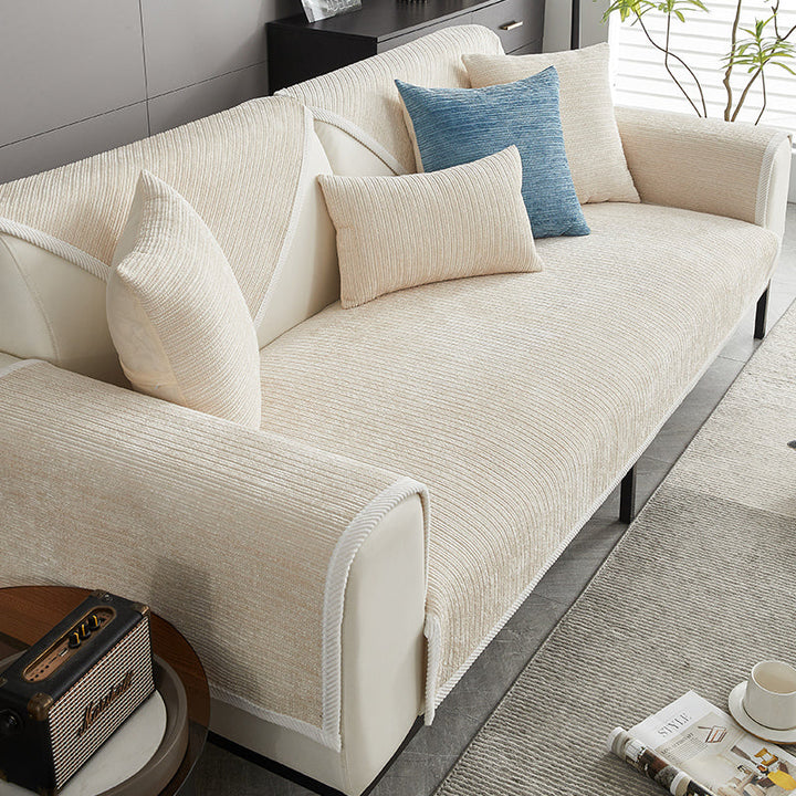 Beige Sofa mit Kissen, modernes Design, Wohnzimmermöbel, Stoffbezug, gemütlich, stilvoll.