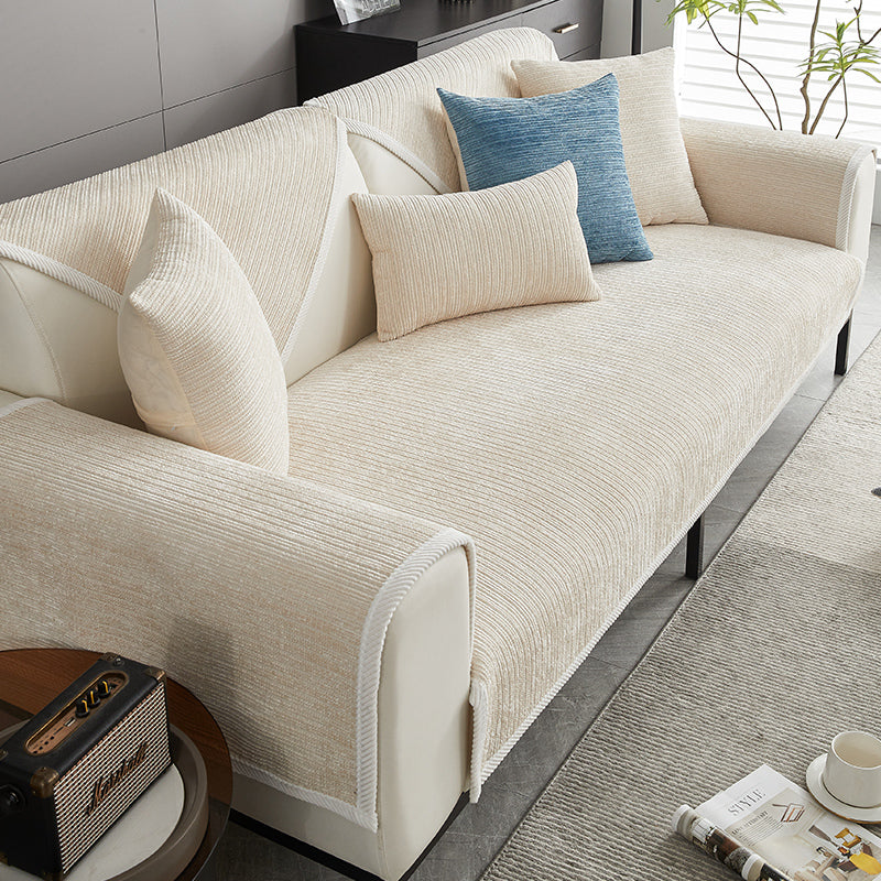 Beige Sofa mit Kissen, modernes Design, Wohnzimmermöbel, Stoffbezug, gemütlich, stilvoll.