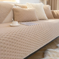 Beige Sofaüberwurf mit Waffelmuster, dekorative Kissen, gemütliches Wohnzimmer-Design.