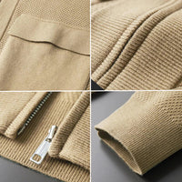 Beige Strickjacke Detailansicht, Reißverschluss, Tasche, gerippter Stoff, modisch, Herrenmode.