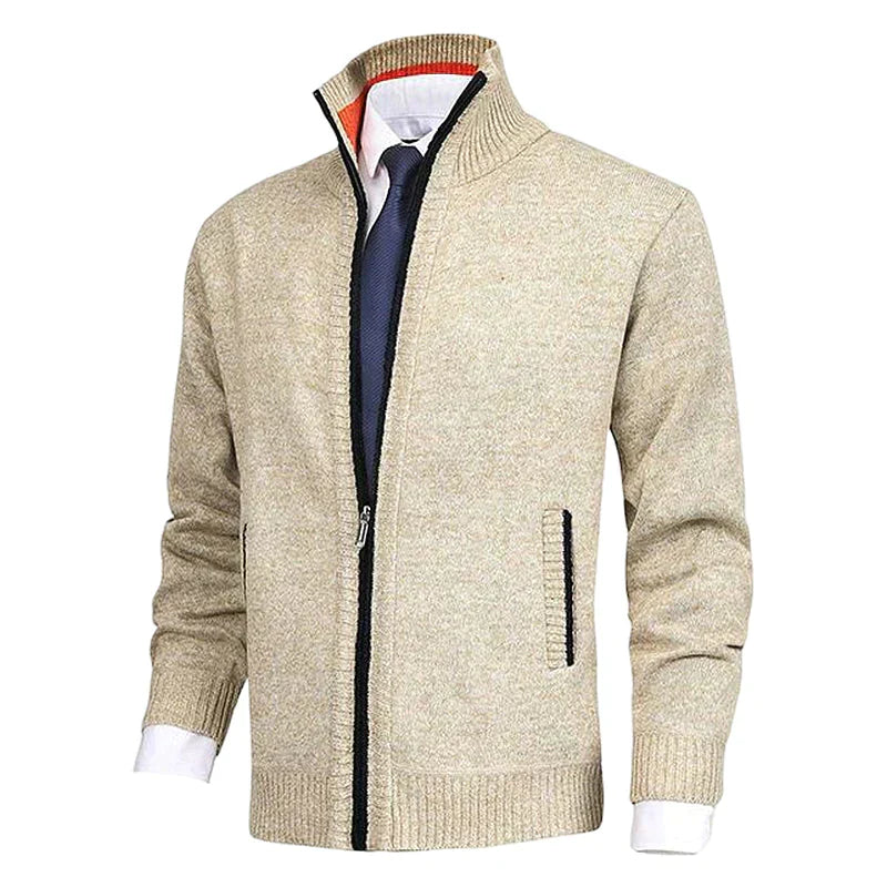 Beige Herren-Strickjacke mit Reißverschluss, Stehkragen und Taschen, eleganter Stil.
