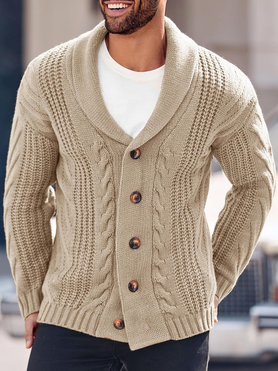 Beiger Strick-Cardigan für Herren mit Schalkragen und Holzknöpfen, modisch und warm.