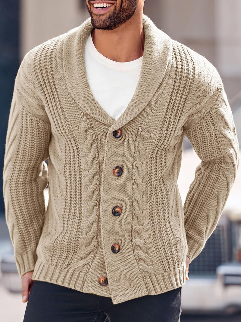 Beiger Strick-Cardigan für Herren mit Schalkragen und Holzknöpfen, modisch und warm.
