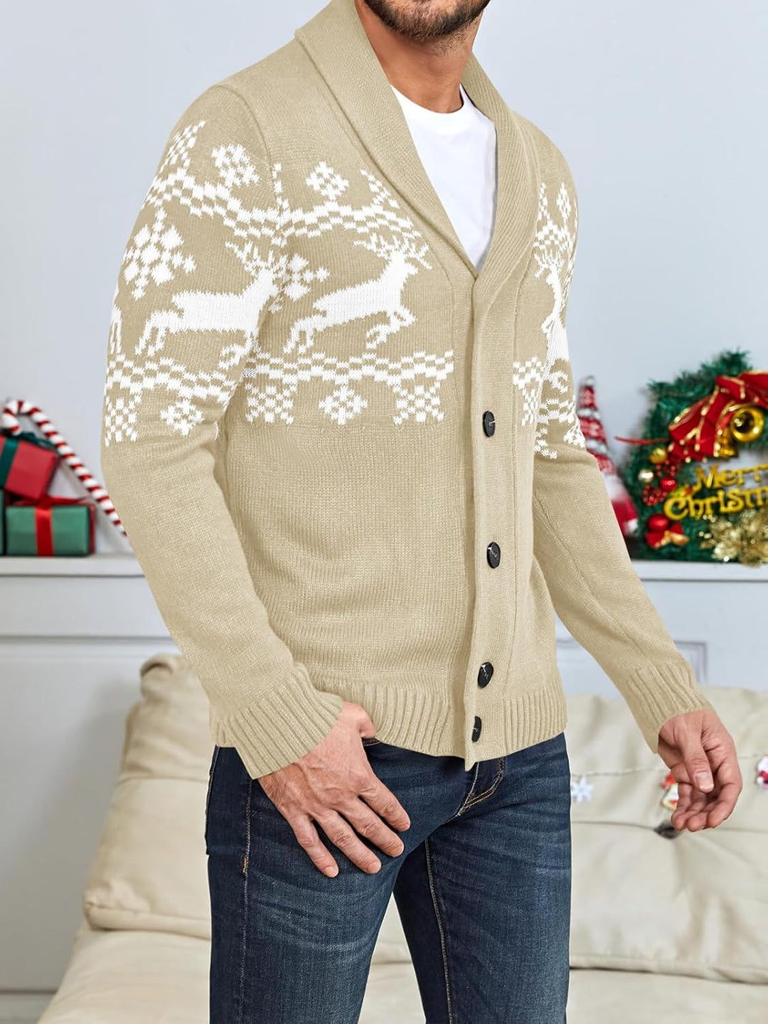 Beiger Herren-Cardigan mit Rentiermuster, Strickjacke, festlich, Knöpfe, Wintermode.