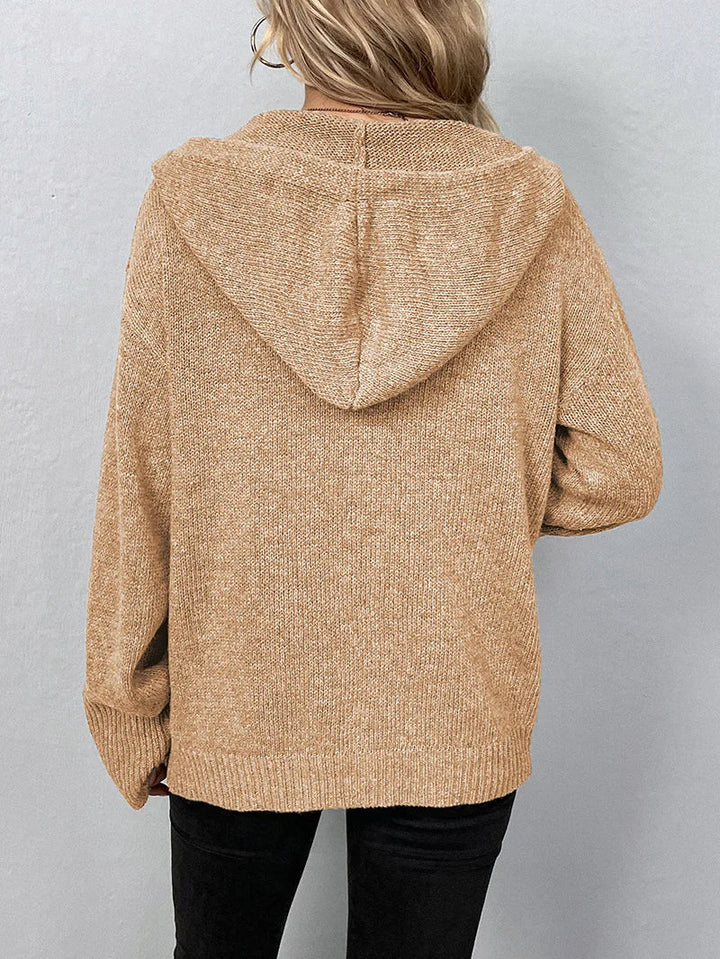 Frau in beige Strickpullover mit Kapuze, Rückansicht, lässige Damenmode, Herbstbekleidung.