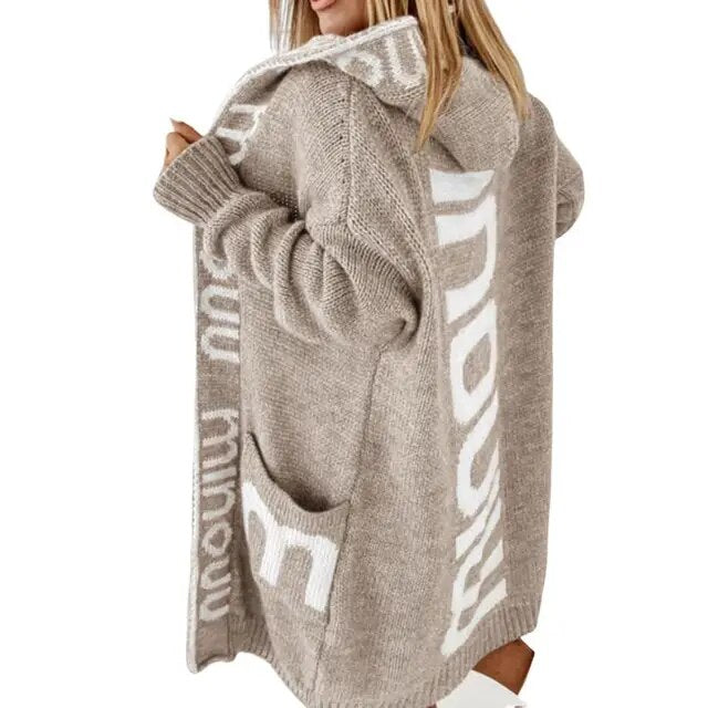Beige Strickjacke mit Kapuze, Taschen und Schriftzug, Damenmode, gemütlich, lässig.