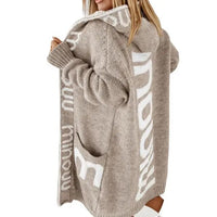 Beige Strickjacke mit Kapuze, Taschen und Schriftzug, Damenmode, gemütlich, lässig.