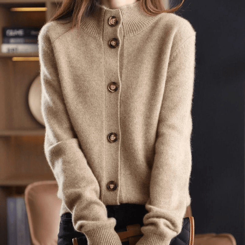 Beige Damen Strickjacke aus Kaschmir mit Holzknöpfen, elegant und warm für Herbstmode.