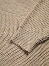 Beiger Strickpullover aus Baumwolle, Nahaufnahme, Textur, modisch, gemütlich, Herbstmode.