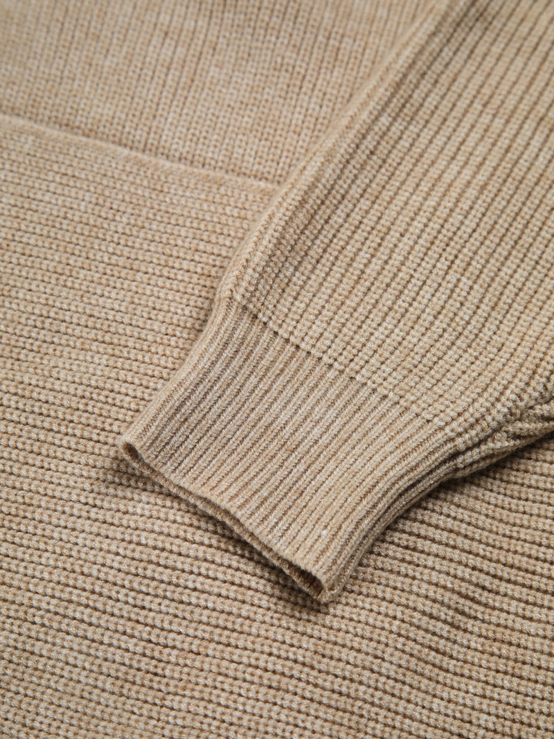 Beiger Strickpullover aus Baumwolle, Nahaufnahme, Textur, modisch, gemütlich, Herbstmode.