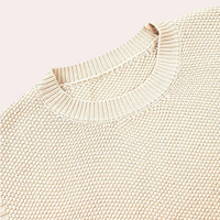 Beiger Strickpullover aus Baumwolle, Rundhalsausschnitt, Nahaufnahme, modisch, bequem.