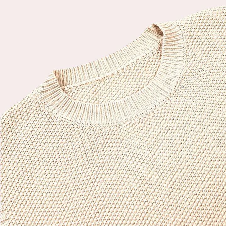Beiger Strickpullover aus Baumwolle, Rundhalsausschnitt, Nahaufnahme, modisch, bequem.