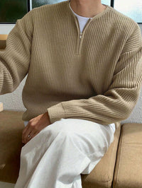 Beiger Strickpullover mit Reißverschluss, Herrenmode, lässig, bequem, Herbstbekleidung.