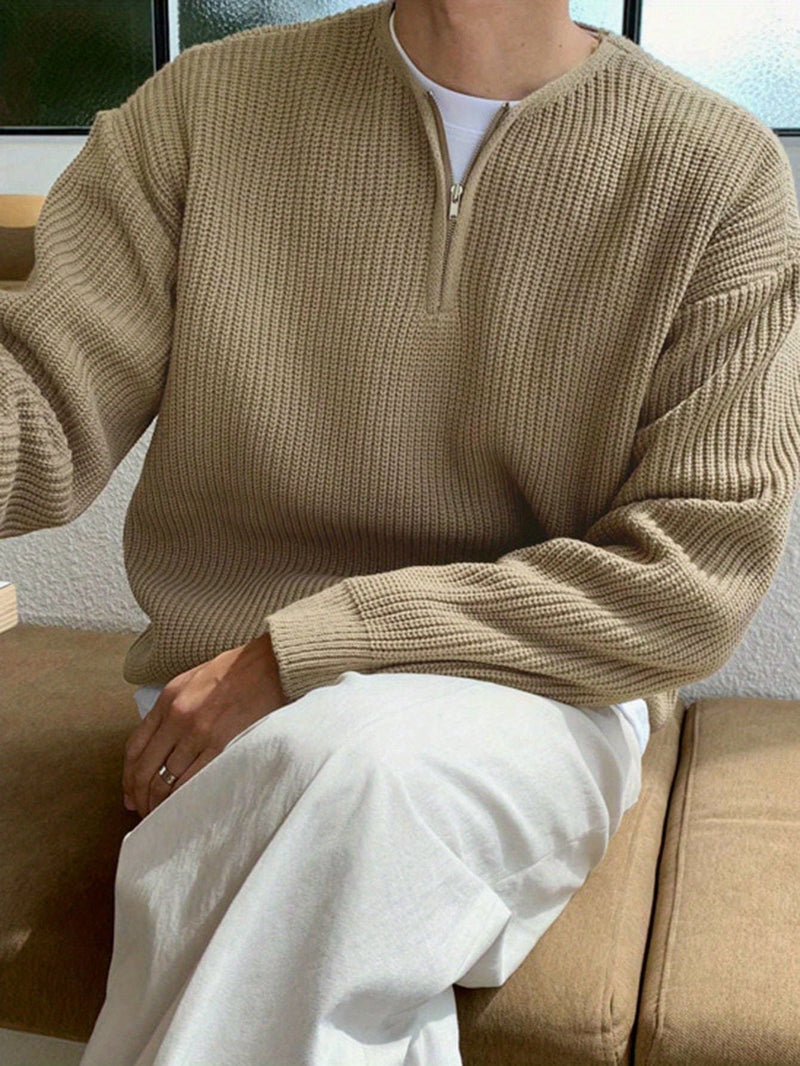 Beiger Strickpullover mit Reißverschluss, Herrenmode, lässig, bequem, Herbstbekleidung.