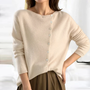 Damenpullover beige, asymmetrische Knopfleiste, Langarm, weiches Material, modisch, elegant.