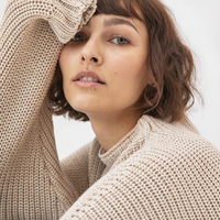 Frau in beigem Strickpullover, lässiger Look, Mode, Herbstkleidung, gemütlicher Stil.