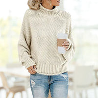 Frau in cremefarbenem Strickpullover mit Kaffeebecher, lässige Mode, Herbstoutfit.