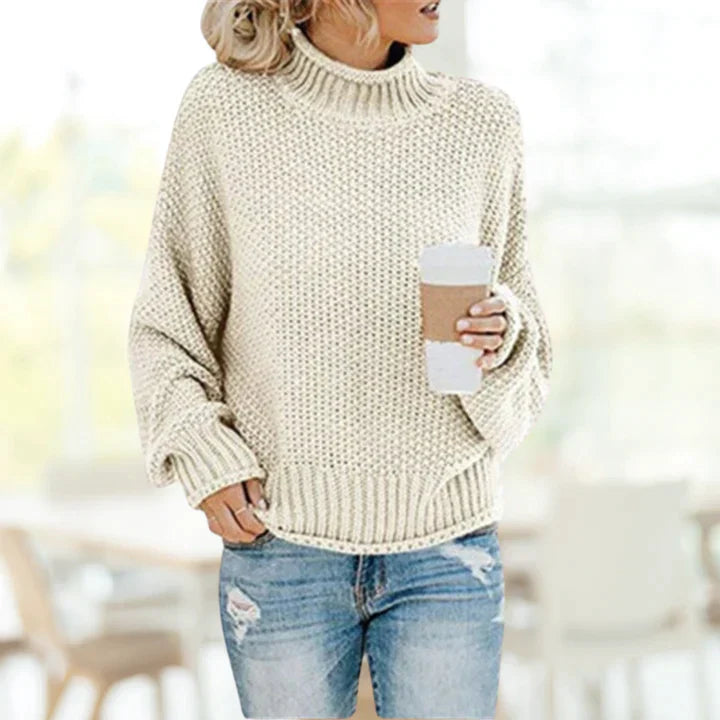 Frau in cremefarbenem Strickpullover mit Kaffeebecher, lässige Mode, Herbstoutfit.