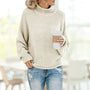 Frau in cremefarbenem Strickpullover mit Kaffeebecher, lässige Mode, Herbstoutfit.