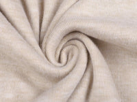 Beiger Strickstoff, Baumwolle, Nahaufnahme, weiche Textur, ideal für Kleidung und Heimtextilien.