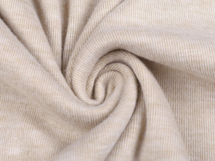 Beiger Strickstoff, Baumwolle, Nahaufnahme, weiche Textur, ideal für Kleidung und Heimtextilien.
